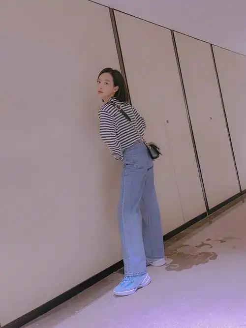 宋茜身穿黑白条纹上衣,搭配浅蓝色牛仔裤,简约穿搭打造随性风格