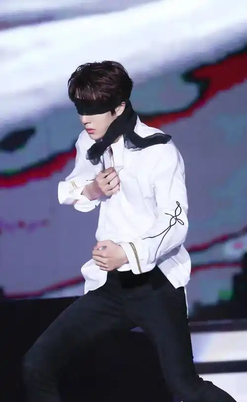 王一博舞台太惊艳,黑色"抹额"遮住眼,看过一眼就再难忘怀_效果_白色