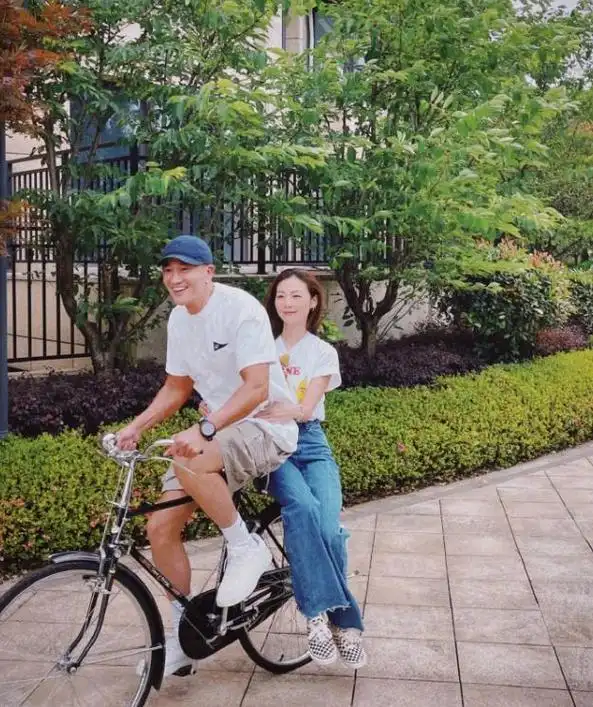 6月7日,演员何润东更新社交动态庆与老婆林姵希在一起16周年.