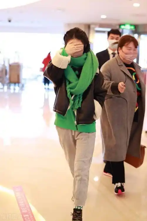 赵丽颖认真过冬翻领外套搭绿色围巾温暖减龄用手挡脸太可爱