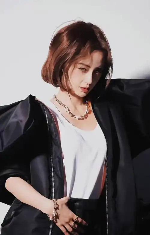 angelababy短发怼脸花絮视频惊艳网友,鼻姐的脸就是能打