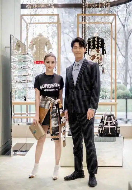 窦骁深夜狂秀恩爱,把何超莲扛在肩膀上,为她穿鞋,拍合照超搞怪_何鸿燊