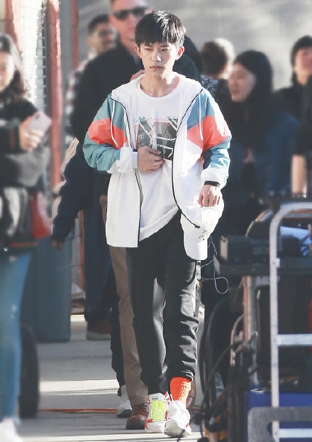 请问把裤腿塞袜子里是什么时尚?