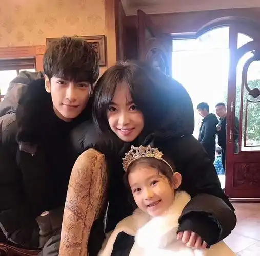 罗云熙和小演员合照,笑容阳光灿烂,宋茜在中间好有爱