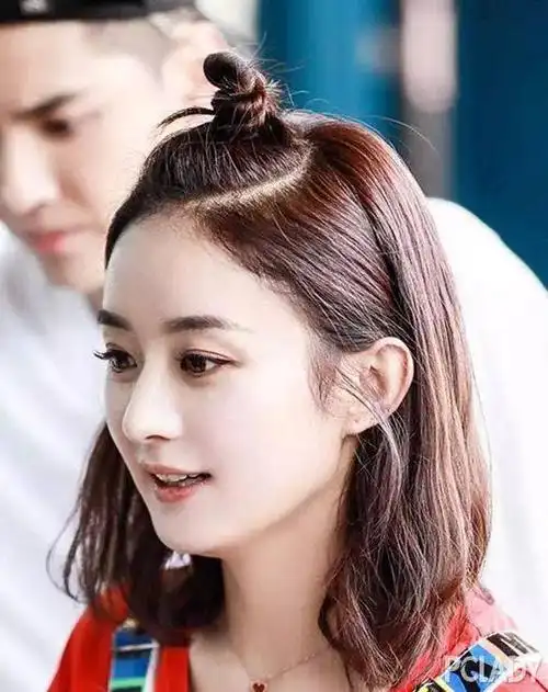 苹果头就是取头顶发一小撮,范围在两眉峰之间,小皮筋简单一扎就好.