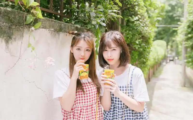 可爱闺蜜夏日清新文艺写真图片桌面壁纸高清下载