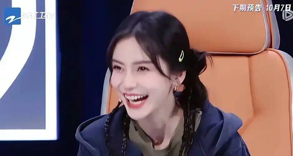 其实杨颖本人的五官就特别大,眼睛一睁大就仿佛在瞪人,嘴巴整牙又弄了