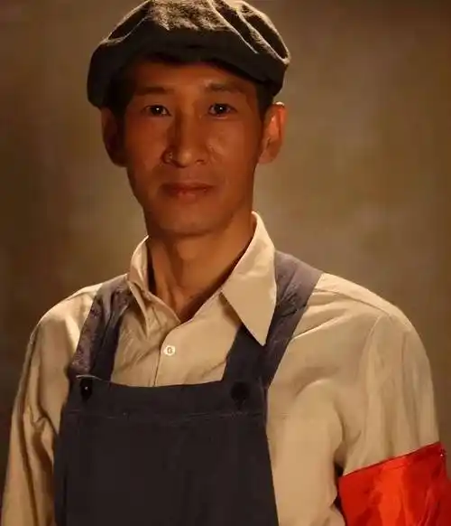 王劲松:演32年的配角终成名,被傅彪"逼"出狠劲,55岁婚姻成谜_父亲