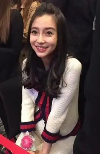 angelababy在香港顺产生子 黄晓明陪伴左右