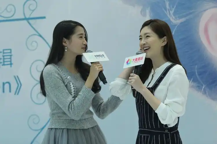 关晓彤首场签售火爆 闺蜜江疏影现场力挺