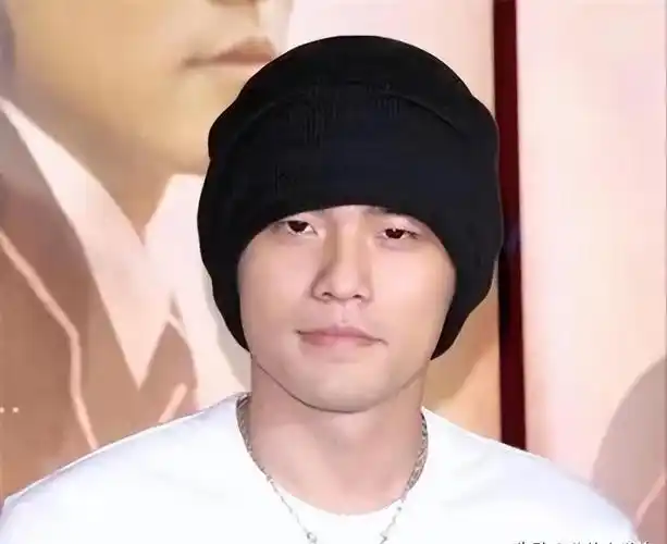 吴彦祖撞脸苏大强,周杰伦新专辑被刷屏,你怎么看?