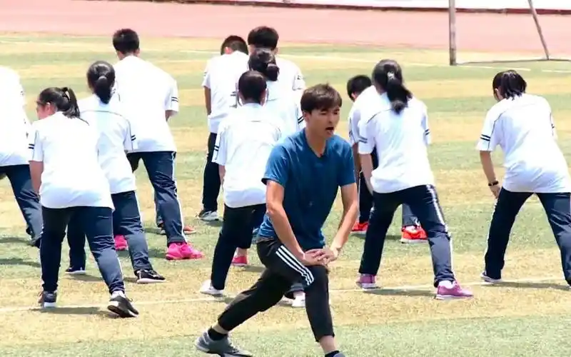 高中体育优质课:第六章 提高田径运动技能 跑 1.短距离跑 100米跑