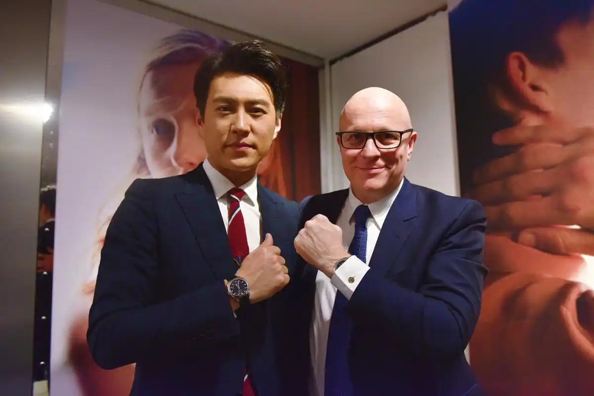 靳东自带贵族气质,合影瞬间秒杀老外!