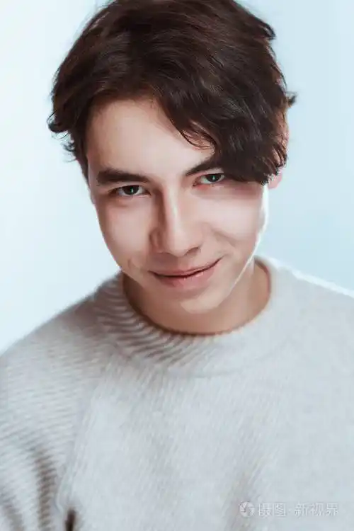 一个十几岁的黑发男孩在工作室的肖像