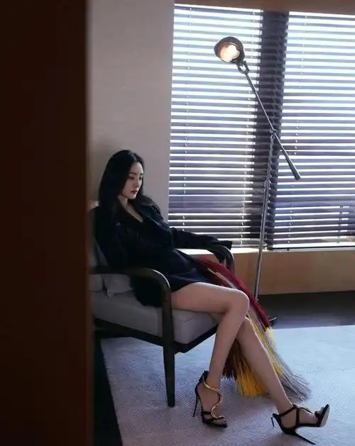 杨幂性感大长腿高跟鞋