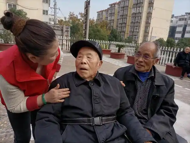 市戏曲家协会,来到湖滨老年公寓,为老人送来一台丰富多彩的戏曲节目!