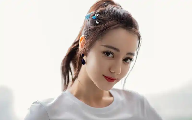 迪丽热巴性感白衫短裙桌面壁纸