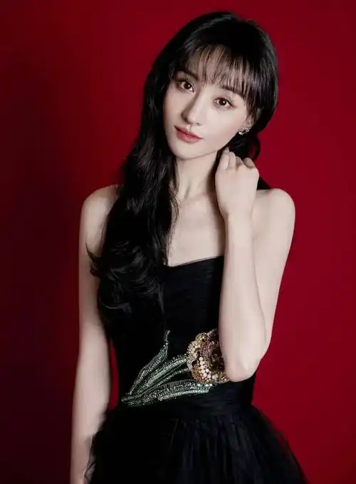 郑爽最新近照曝光,穿名牌染黄发似精神小妹:欠债千万,怎么还能如此