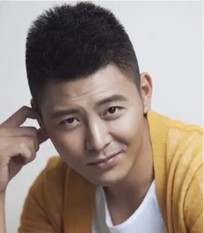 对于头大的男士来说子弹头应该是你们的救星哦,这样看起来不仅大气