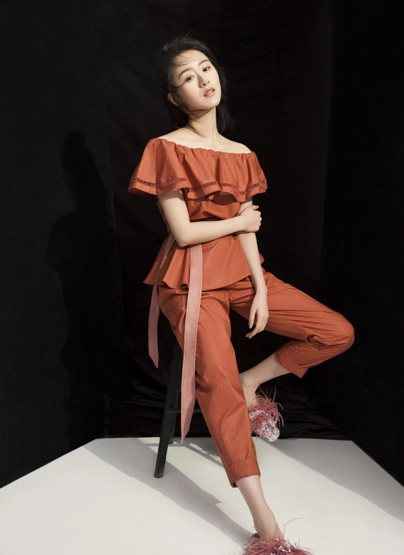 李小萌有点肉穿一字肩上衣很出众,配流苏半身裙,美成初恋女友