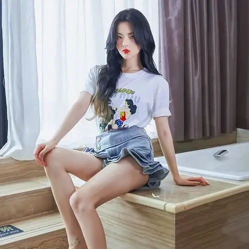 杨超越吊带短裤牛仔花瓣花苞高腰性感牛仔裤