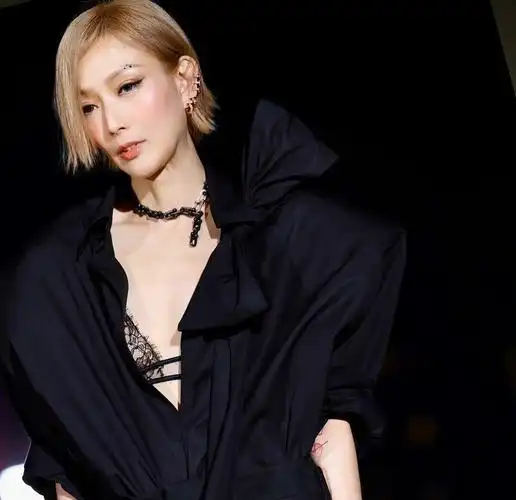 郑秀文出席香港k11night一身2022秋冬高定男装先锋