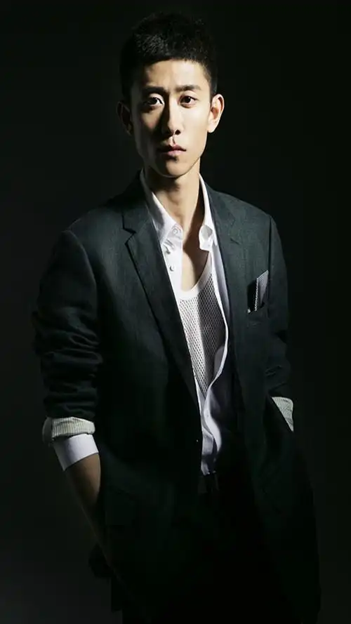 实力小鲜肉张一山西装帅气写真图片39