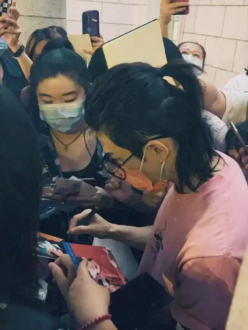 德云花魁关九海路边签名回应粉丝开专场的事情九海真是火了