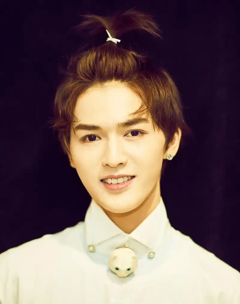 组图:朱正廷苹果啾啾头配小猫挂饰青春可爱 笑起来阳光暖人