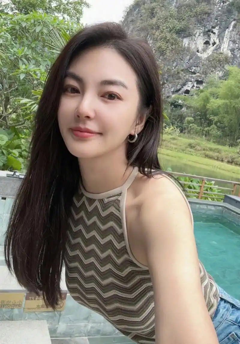 张雨绮留长发找回了自我,她晒自拍长得太耐看了,是很有个人特点的五官