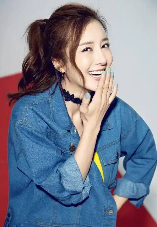 她非常的漂亮,戏里狠,戏外萌,李依晓真的不止一面_表演_辽宁省_何润东