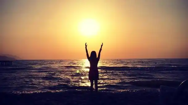 就像散发着温暖阳光的太阳,和正能量的人在一起,我们会感觉朝气蓬勃