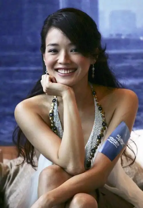 2006年电影伤城记者会上的舒淇和金城武