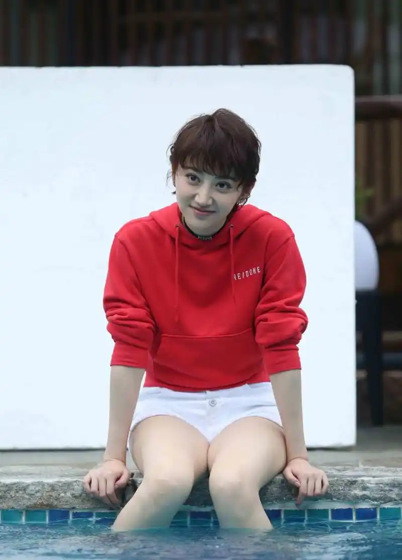 景甜性感白色超短裤综艺现场,泳池玩水跟拍#明星生图大赏# #我们都爱