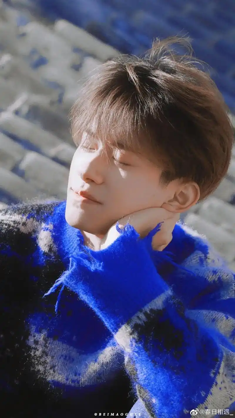 易烊千玺 #易烊千玺壁纸 这两张直接封神了#神仙颜值  - 抖音