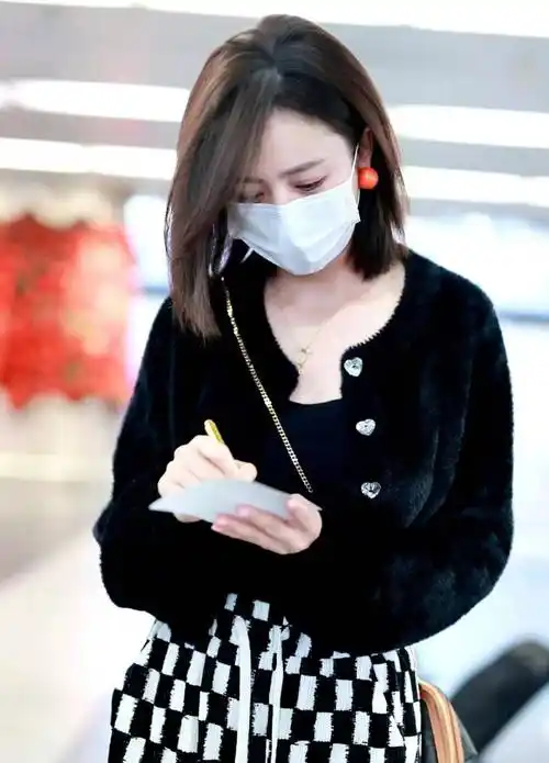 佟丽娅现身机场,黑色毛绒外套搭配棋盘格阔腿裤,随性又时髦!