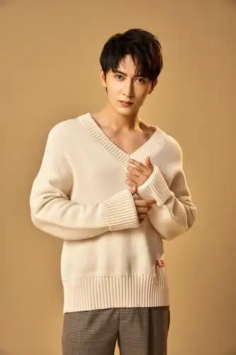 米热发布初秋写真 v领白毛衣传递温柔暖意