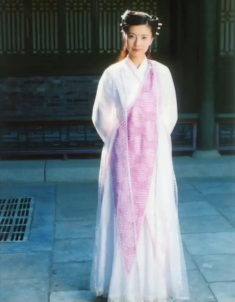 高圆圆周芷若定妆照,还是正片改过后的发型更好看,这定妆照不是丁敏君