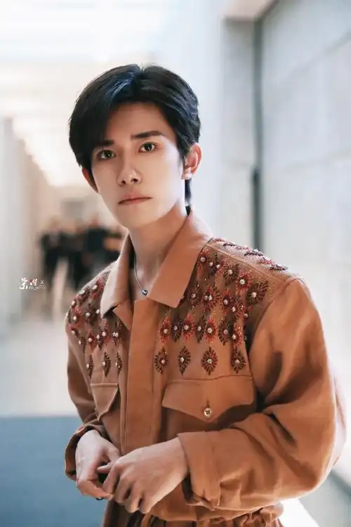 易烊千玺 米兰时装周##外媒镜头下的易烊千玺生图