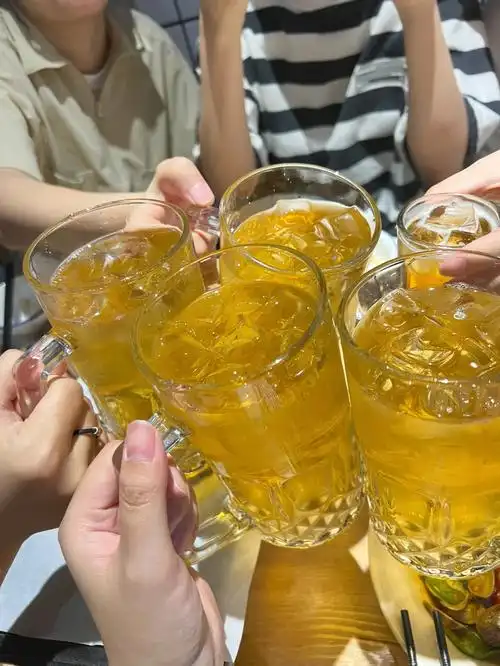 这家店的啤酒种类非常多 不会喝酒的女孩子也可以来浅尝一下90听说