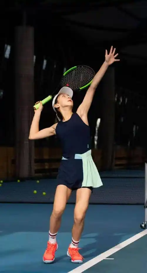 两人完全走着不同的路子,森碟在充实自己的各方面才能,网球,滑板,小