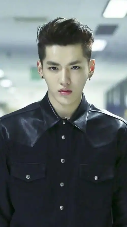 吴亦凡的妈妈长得英气勃勃,短发照片和儿子拼在一起分不出谁更帅.