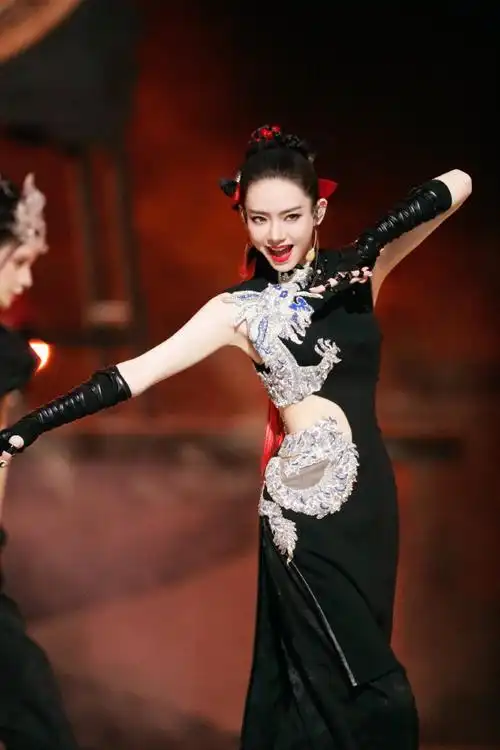 戚薇执扇好a##戚薇黑衣旗袍好a