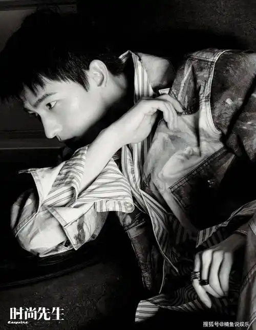 原创杨洋一出场就惊艳了!拍时尚封面气场十足,妥妥的赛车手