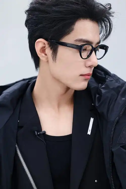 肖战刀削下颌线