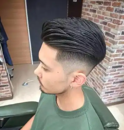 经典油头又称削边头,顾名思义就是将两侧毛发削短