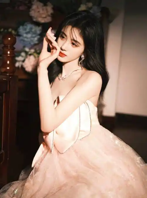 鞠婧祎穿粉色抹胸纱裙手拿花瓣优雅迷人