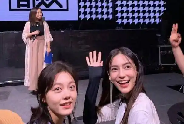 同台17岁赵今麦,露脐装配百褶裙,差13岁像同龄人_感觉_吴亦凡_牛仔裤