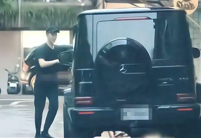 房祖名开豪车散心手拿雪茄心情不错疑似有全新的演艺计划