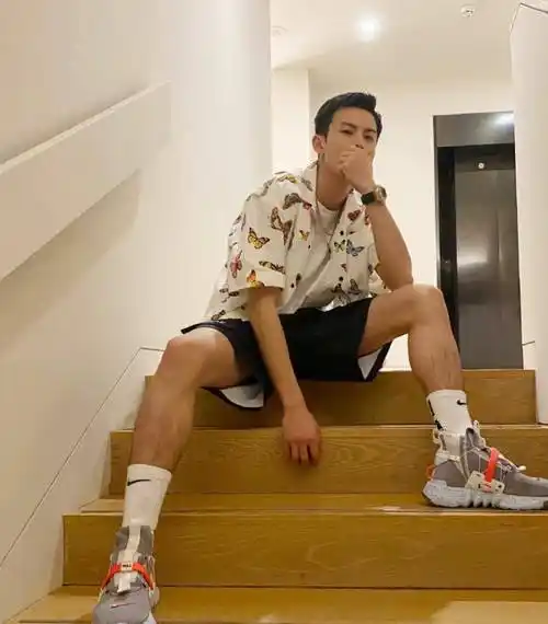 王鹤棣最新封面大片,洋溢着少年特有的气息,渔夫帽造型帅气十足_衬衫